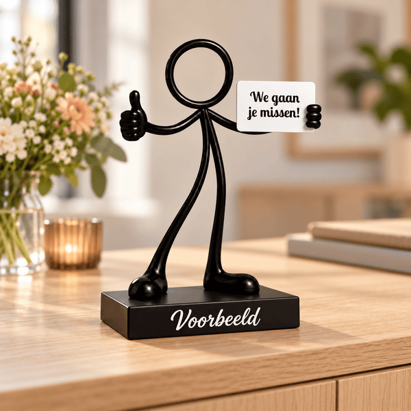 Stickyman missen op persoonlijk voetstuk in warme interieursetting