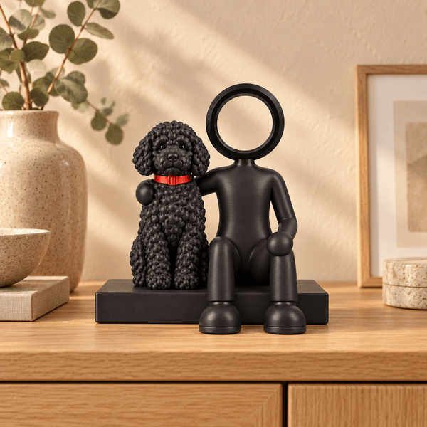 Zittende zwarte Stickyman met hond en rode halsband in een warm interieur.