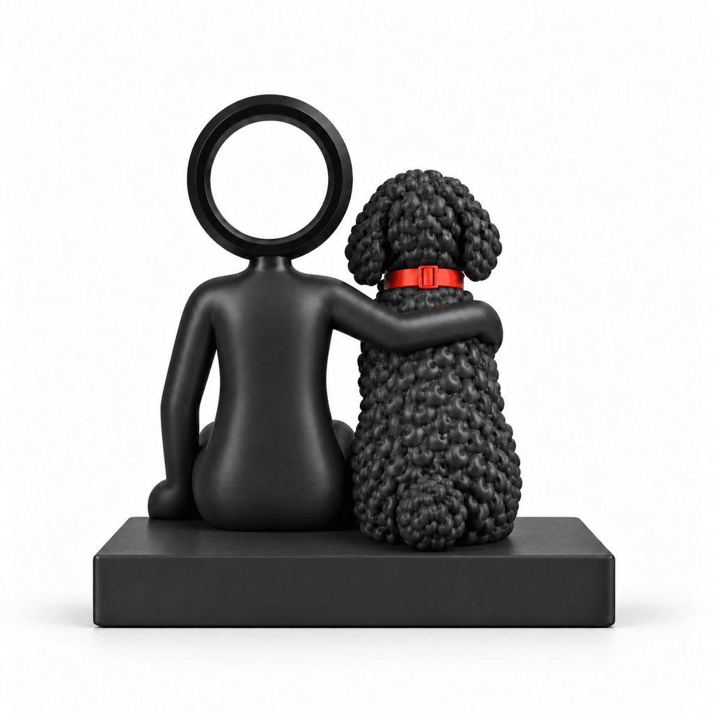 Achterzijde van de zittende Stickyman met zijn arm om de hond.